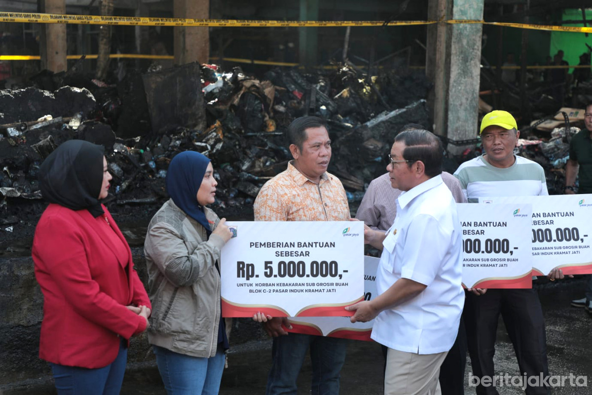 Gubernur Pramono Serahkan Bantuan ke Pedagang Pasar Induk Kramat Jati
