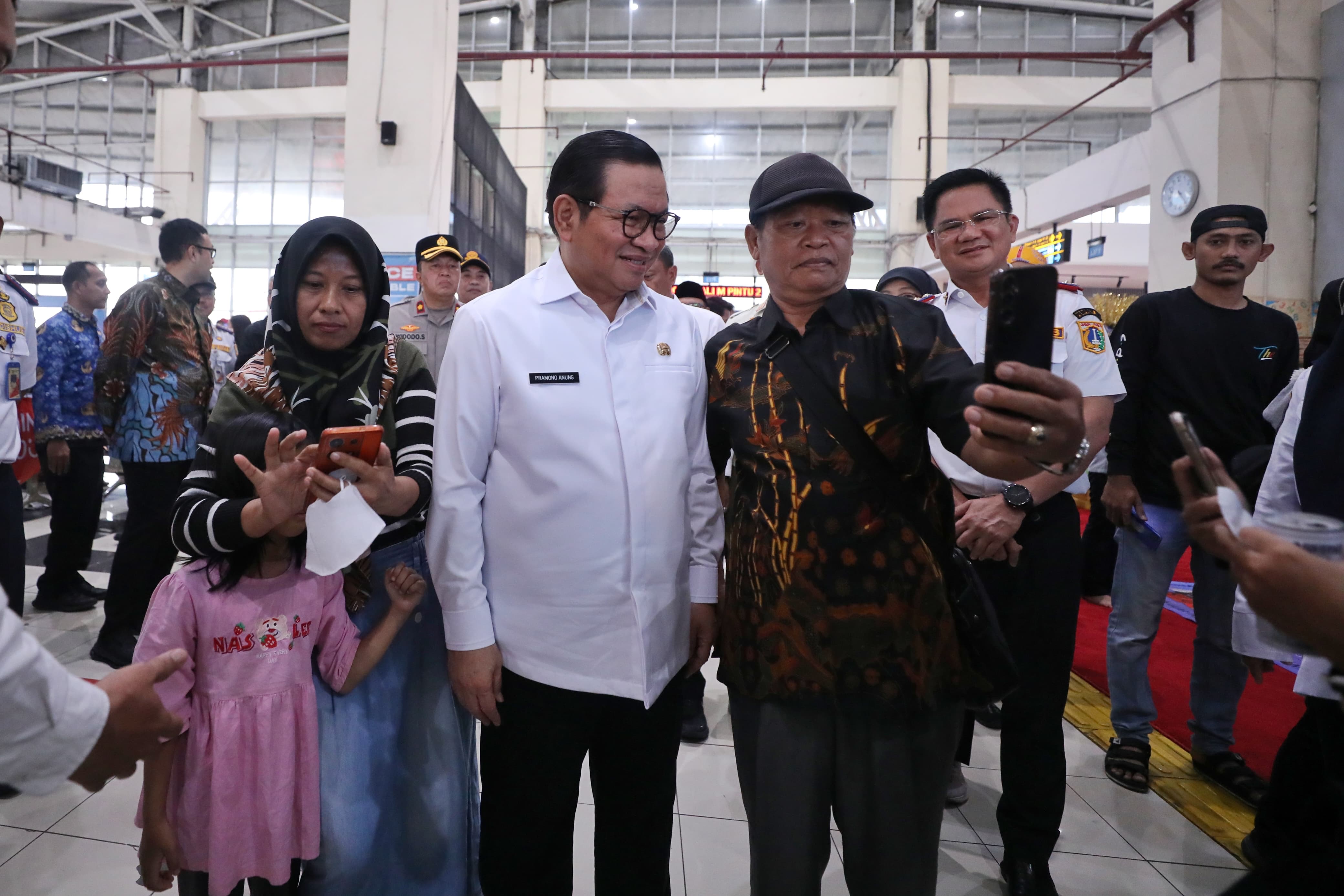 Antisipasi Lonjakan Penumpang Selama Libur Nataru, Gubernur Pramono Tinjau Kesiapsiagaan Angkutan Umum