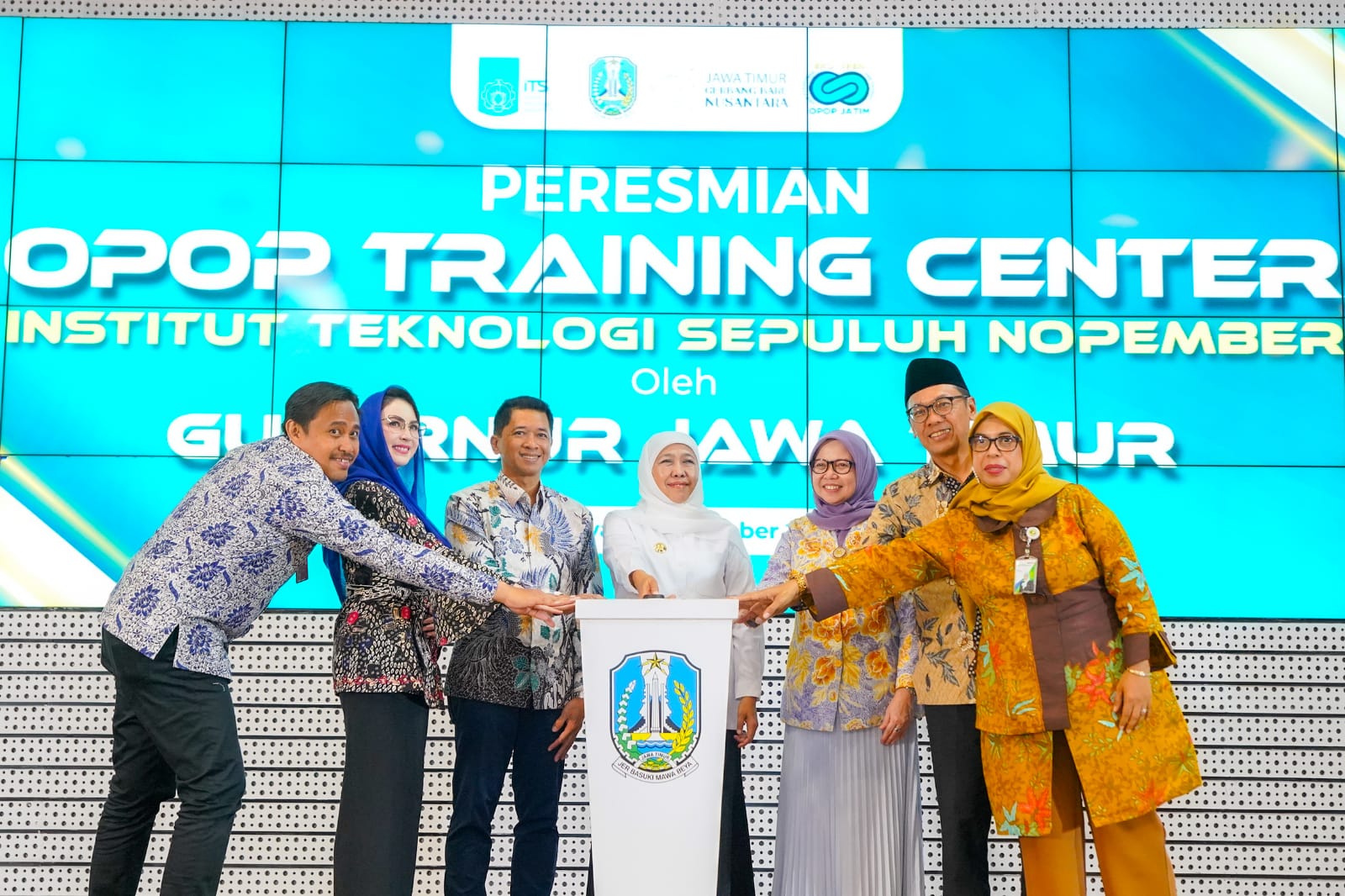 Gubernur Khofifah Resmikan OPOP Training Center ITS, Perkuat Sinergi Teknologi Dongkrak Produk Pesantren Jatim Naik Kelas
