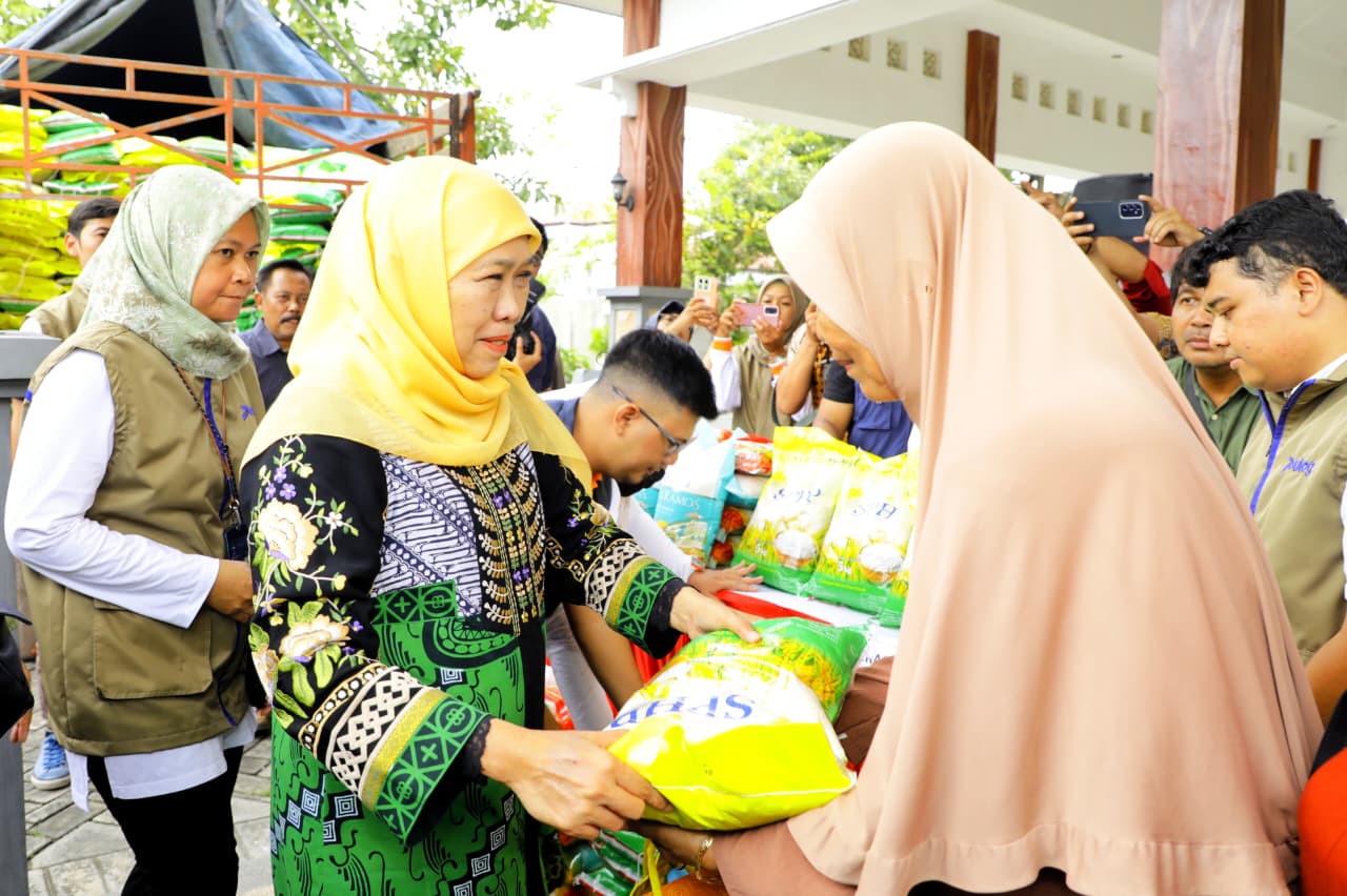 Gubernur Khofifah Gelar Pasar Murah Ke-300 di Bojonegoro, Optimis Kebutuhan Logistik Warga Terpenuhi