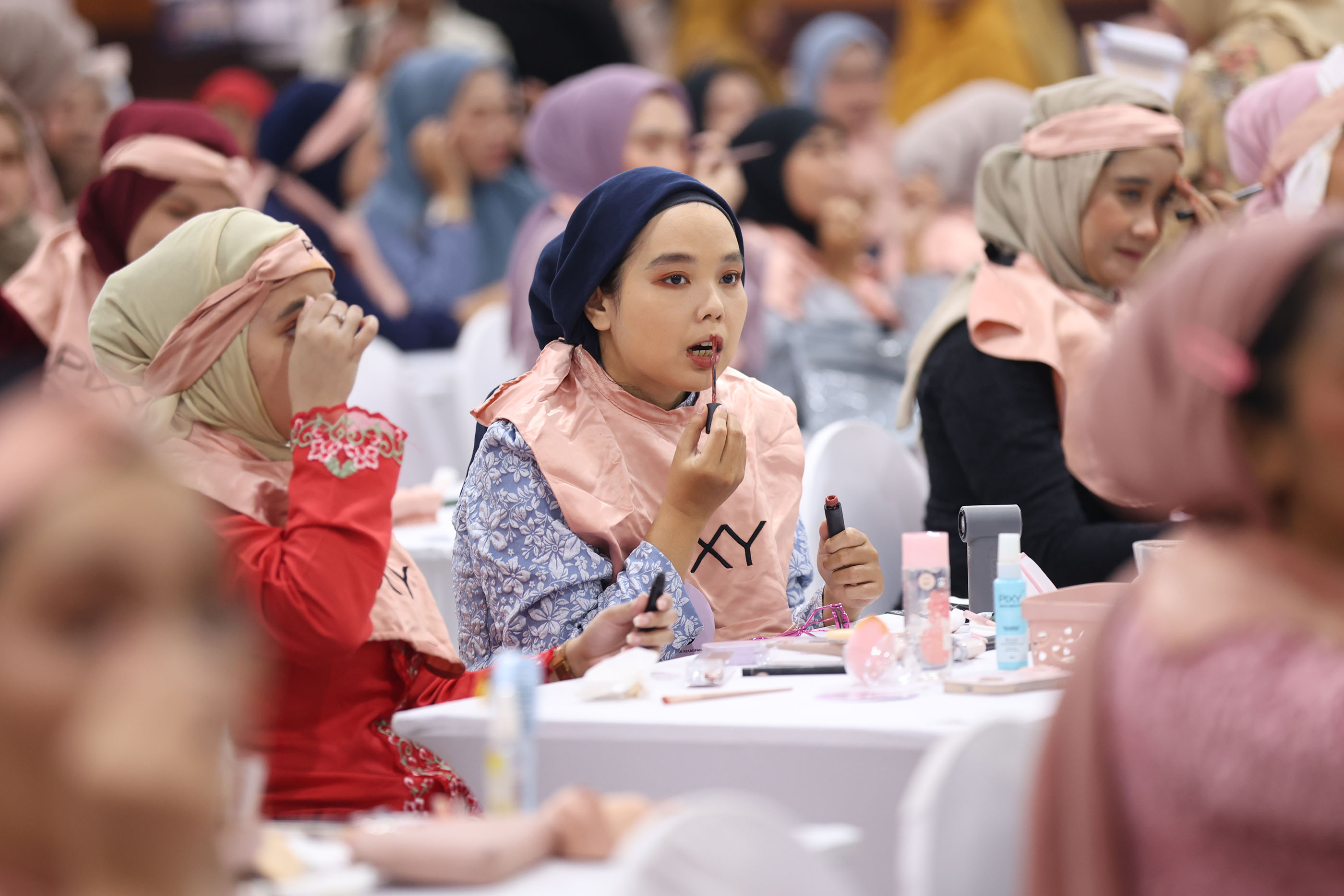 Lomba Unik Warnai Hari Ibu 2025 di Surabaya, Menggambar Bersama Anak hingga Jahit Kancing Baju untuk Laki-Laki