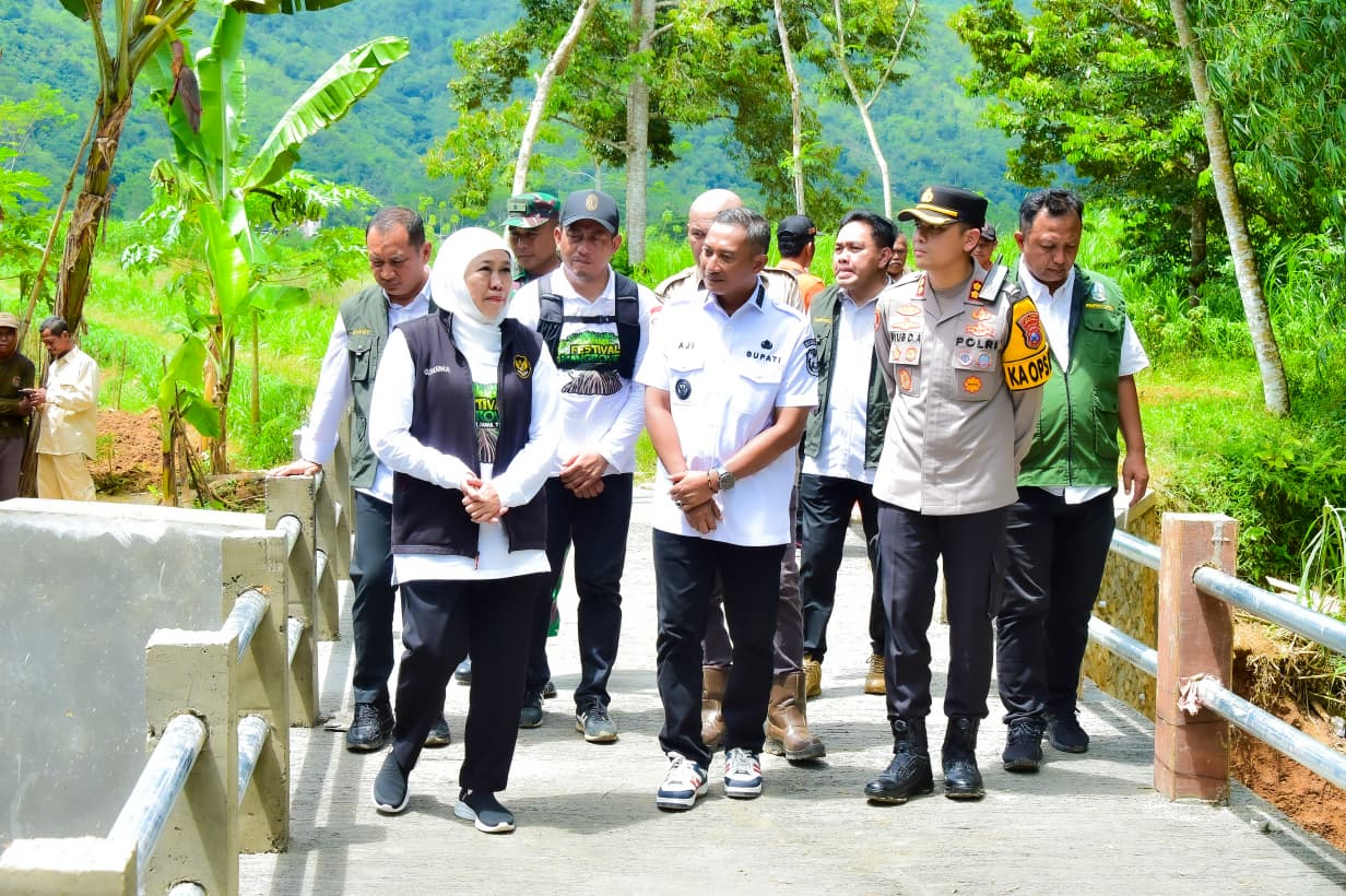 Gubernur Khofifah Tinjau Rekonstruksi Jembatan di Desa Tambakrejo Pacitan, Pastikan Mobilitas Warga Pulih
