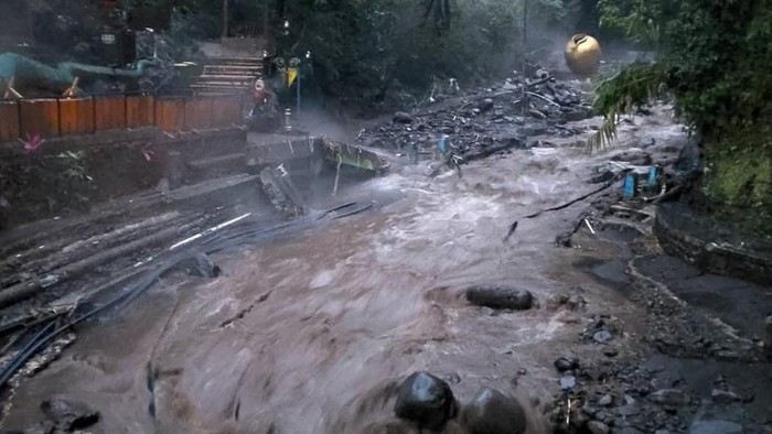Banjir Bandang Terjang Kawasan Wisata Guci Tegal