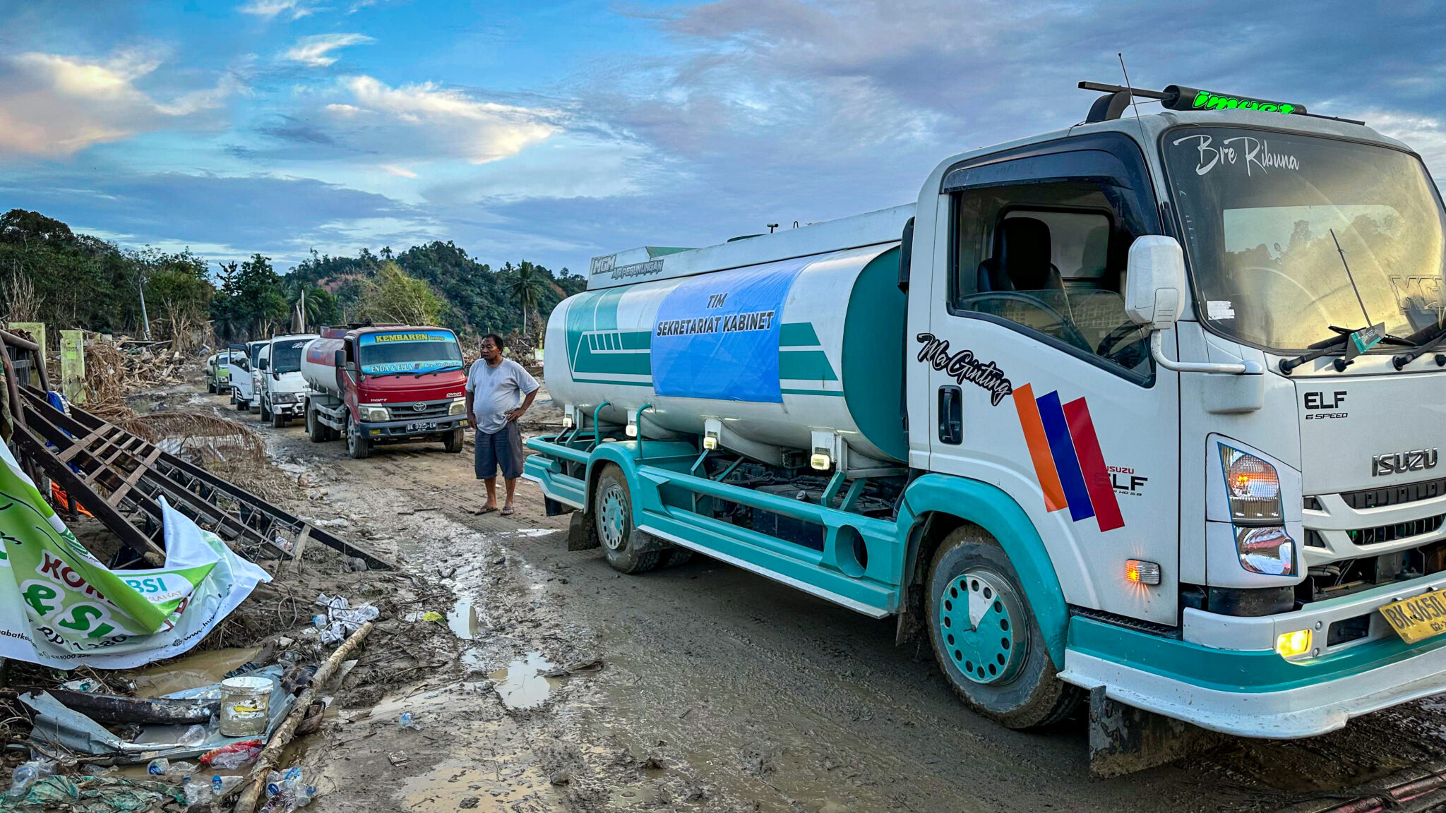 Sekretariat Kabinet Kirim Lebih dari 50 truck Tangki Air Bersih ke Aceh Tamiang
