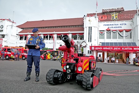 Minimalisir Risiko Petugas, Pemkot Surabaya Luncurkan Robot Pemadam Khusus Medan Berbahaya