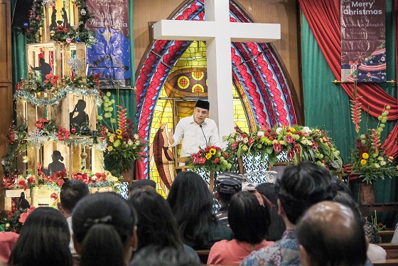 Pantau Misa Natal 2025, Wali Kota Eri Cahyadi Titip Doa Keselamatan untuk Surabaya dan Korban Bencana Sumatera
