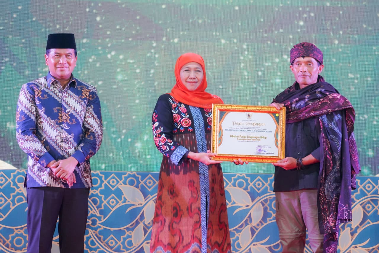 Gubernur Khofifah Serahkan Penghargaan Lingkungan Hidup, Dorong Pembangunan Jatim Lestari dan Berkeadaban
