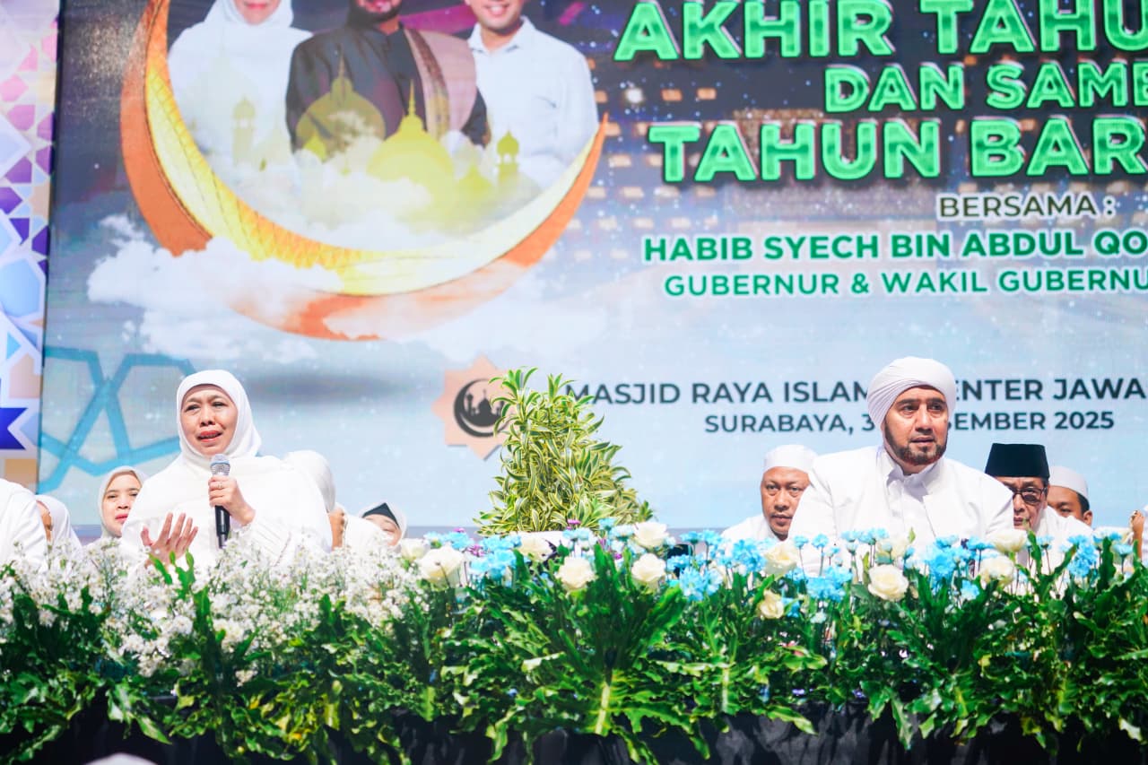 Gubernur Khofifah dan Habib Syech serta Ribuan Masyarakat Sholawat dan Doa di Penghujung 2025, Doakan Keselamatan Jatim dan Indonesia