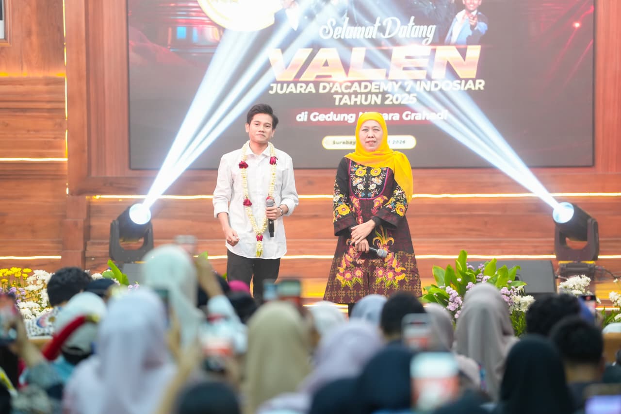 Gubernur Khofifah Wagub Emil Dardak Bersama Masyarakat Jatim Sambut Meriah Valen Juara  DAcademy7