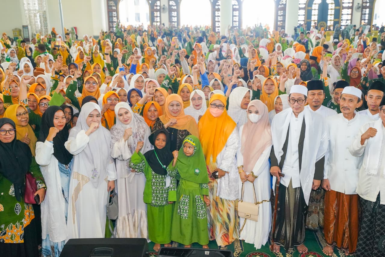 Gubernur Khofifah Hadiri Khotmil Quran dan Istighotsah di Masjid Al Akbar, Tegaskan Peran Ulama dan Umara Pilar Kekuatan Jatim