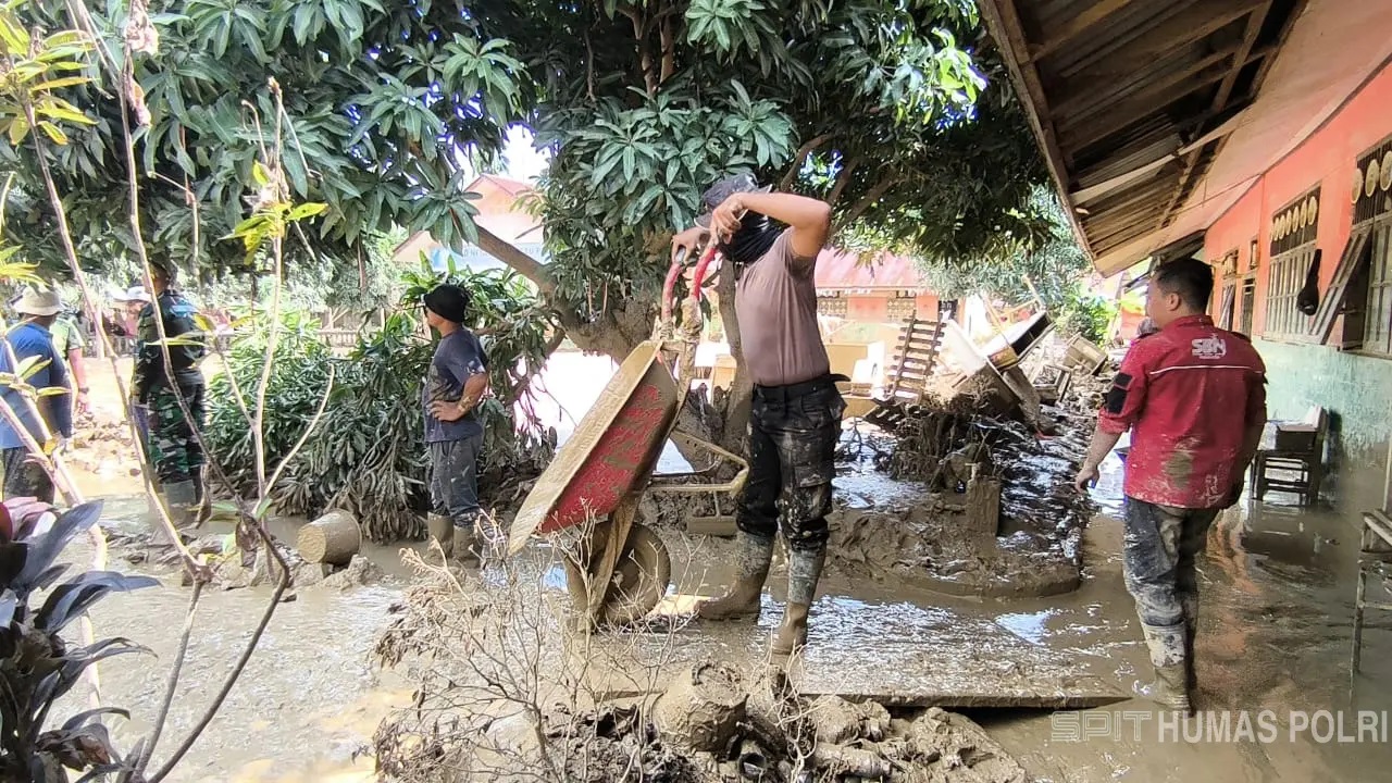 Pembersihan SD Negeri 2 Rantau Aceh Tamiang Bareng Guru Dikebut