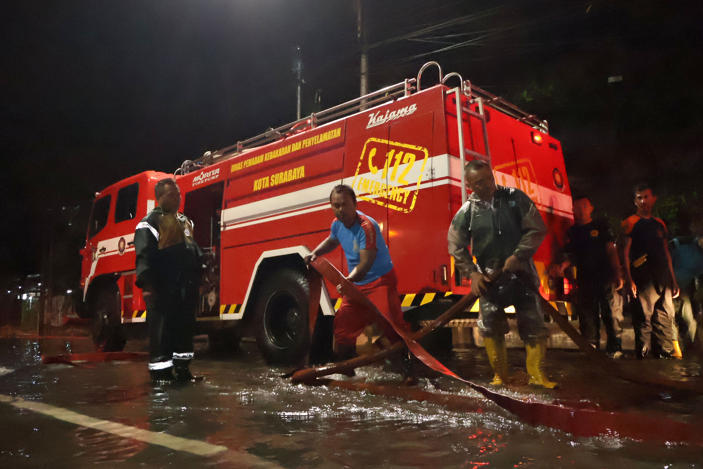 Puluhan Armada Damkar dan DLH  Surabaya Dikerahkan untuk Atasi Genangan di Beberapa Kawasan