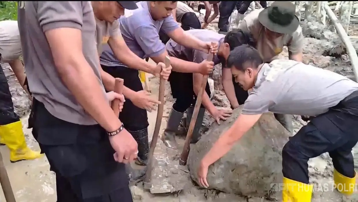 Di Tengah Lumpur dan Harapan, Buka Akses Jalan Bersama Warga Kampung Setie Pascabencana