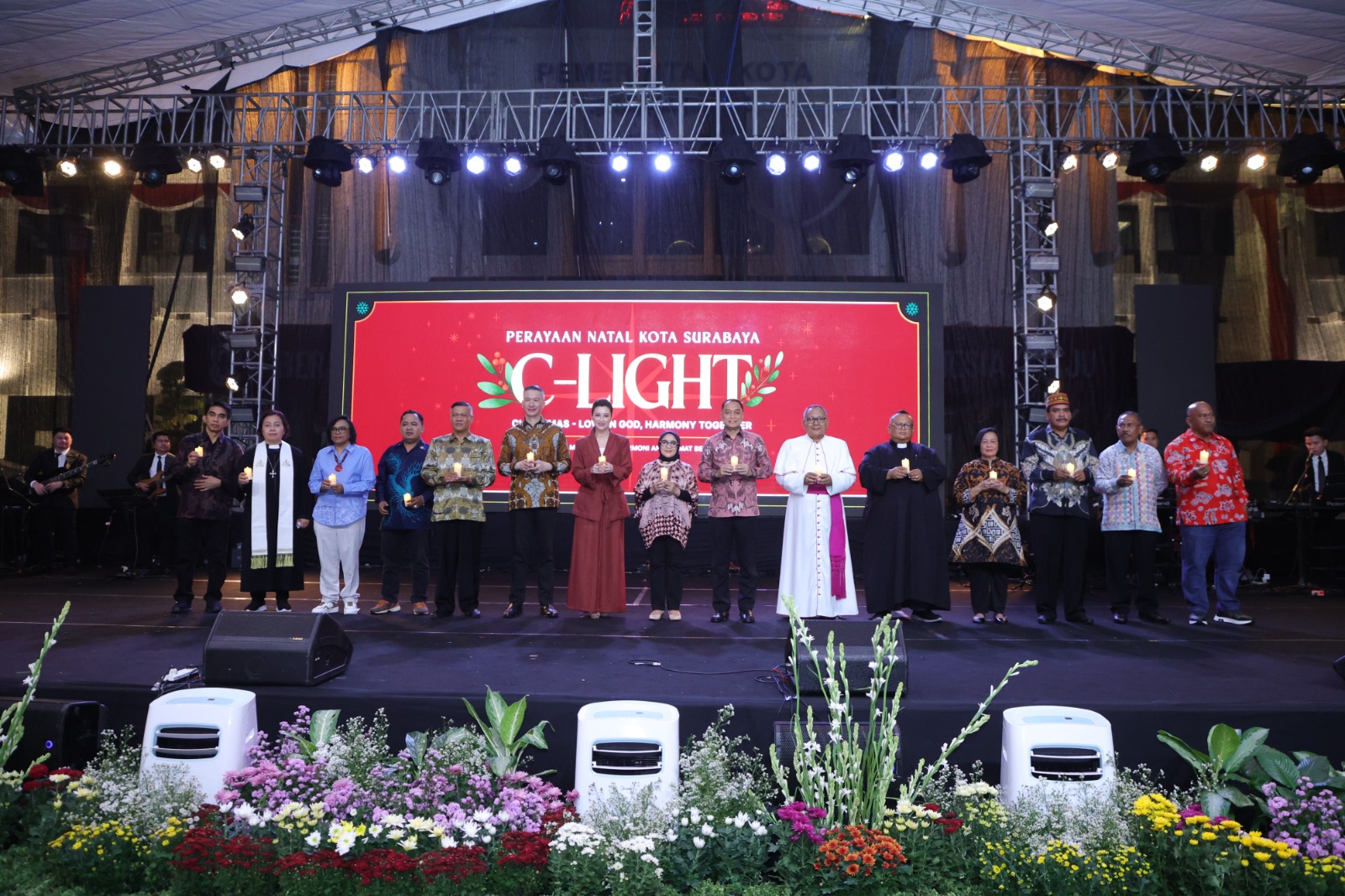 Hujan Tak Surutkan Iman Ribuan Umat Kristiani Rayakan Natal Kota Surabaya di Balai Kota