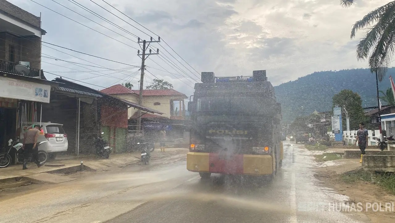 Pembersihan dan Penyiraman Jalan di Aceh Selatan, Minimalisir Debu Pasca Banjir