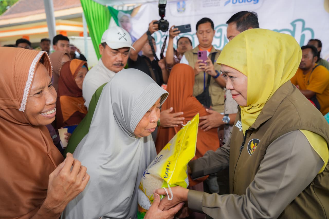 Gubernur Khofifah Kembali Gelar Pasar Murah di Lamongan, Pastikan Harga Bahan Pokok Terjangkau