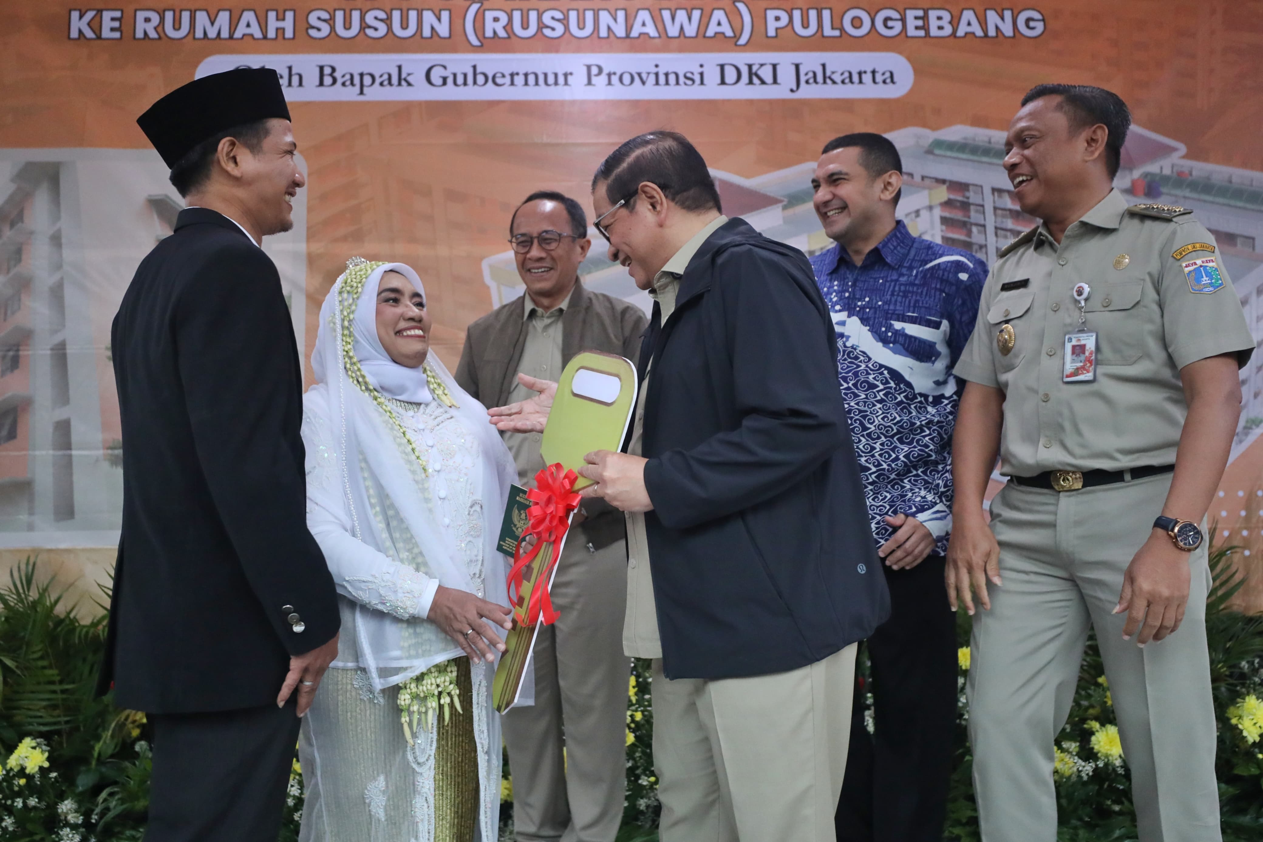 Gubernur Pramono Serahkan Kunci Rusunawa Pulo Gebang bagi Warga Relokasi TPU Kebon Nanas