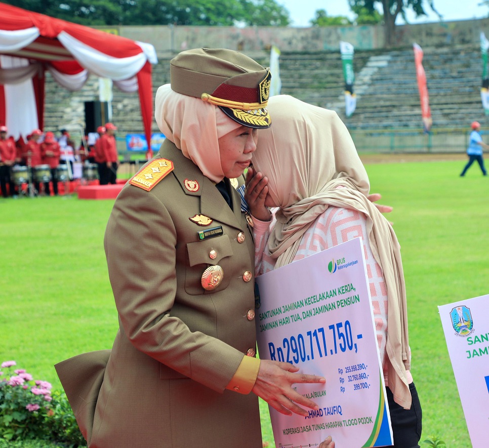 Gubernur Khofifah Pimpin Apel Bulan K3 Nasional, Ajak Komitmen Wujudkan Keselamatan dan Kesehatan Kerja