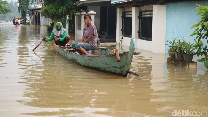 Banjir Setinggi Lebih dari Satu Meter Rendam Pati, Warga Gunakan Perahu untuk Beraktivitas