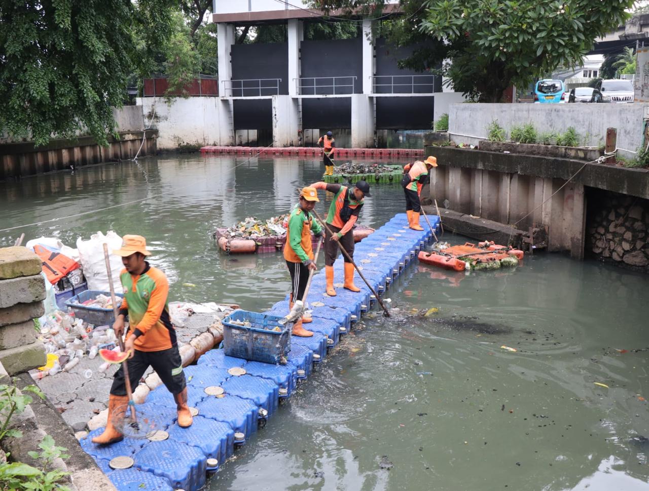 1.790 Pasukan Orange DLH DKI Disiagakan Tangani Sampah Dampak Banjir