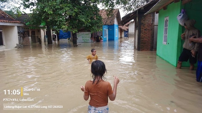 Kemensos Kirim Bantuan Logistik untuk Warga Terdampak Banjir di Kabupaten Bekasi