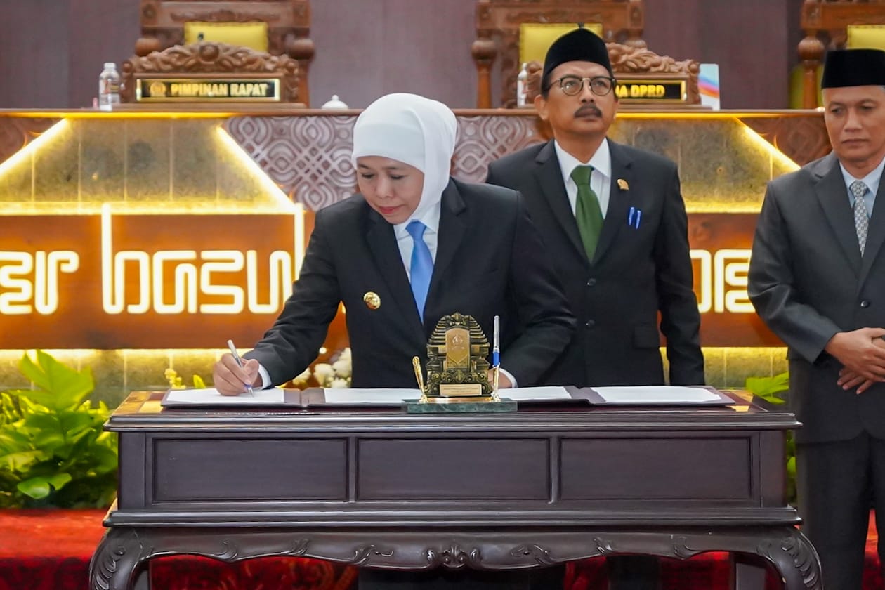Gubernur Khofifah dan Pimpinan DPRD Sahkan 2 Perda Perlindungan Pembudi Daya Ikan dan Petambak Garam, Penanggulangan Bencana di Jatim
