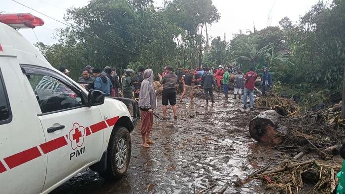 Kemensos Dirikan Dapur Umum dan Salurkan Bantuan untuk Korban Banjir Bandang di Pemalang