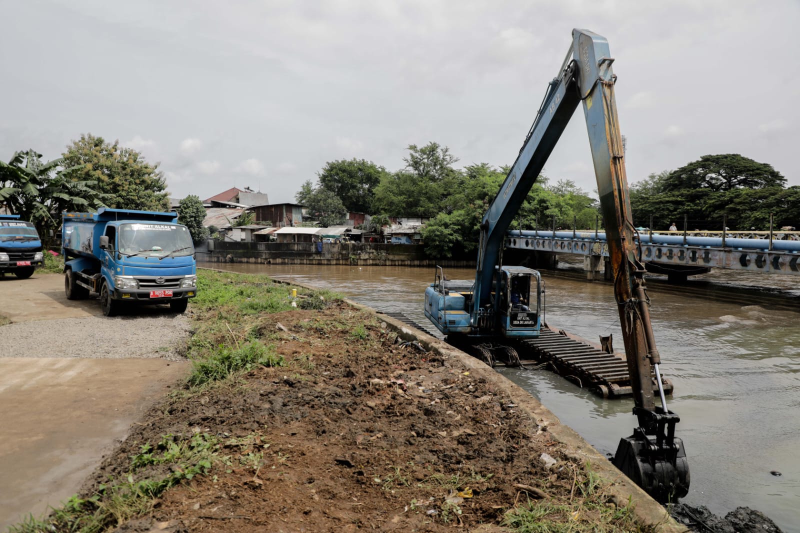 Tinjau Pengerukan Kali Sepak Kembangan, Gubernur Pramono: Tekan Risiko Banjir