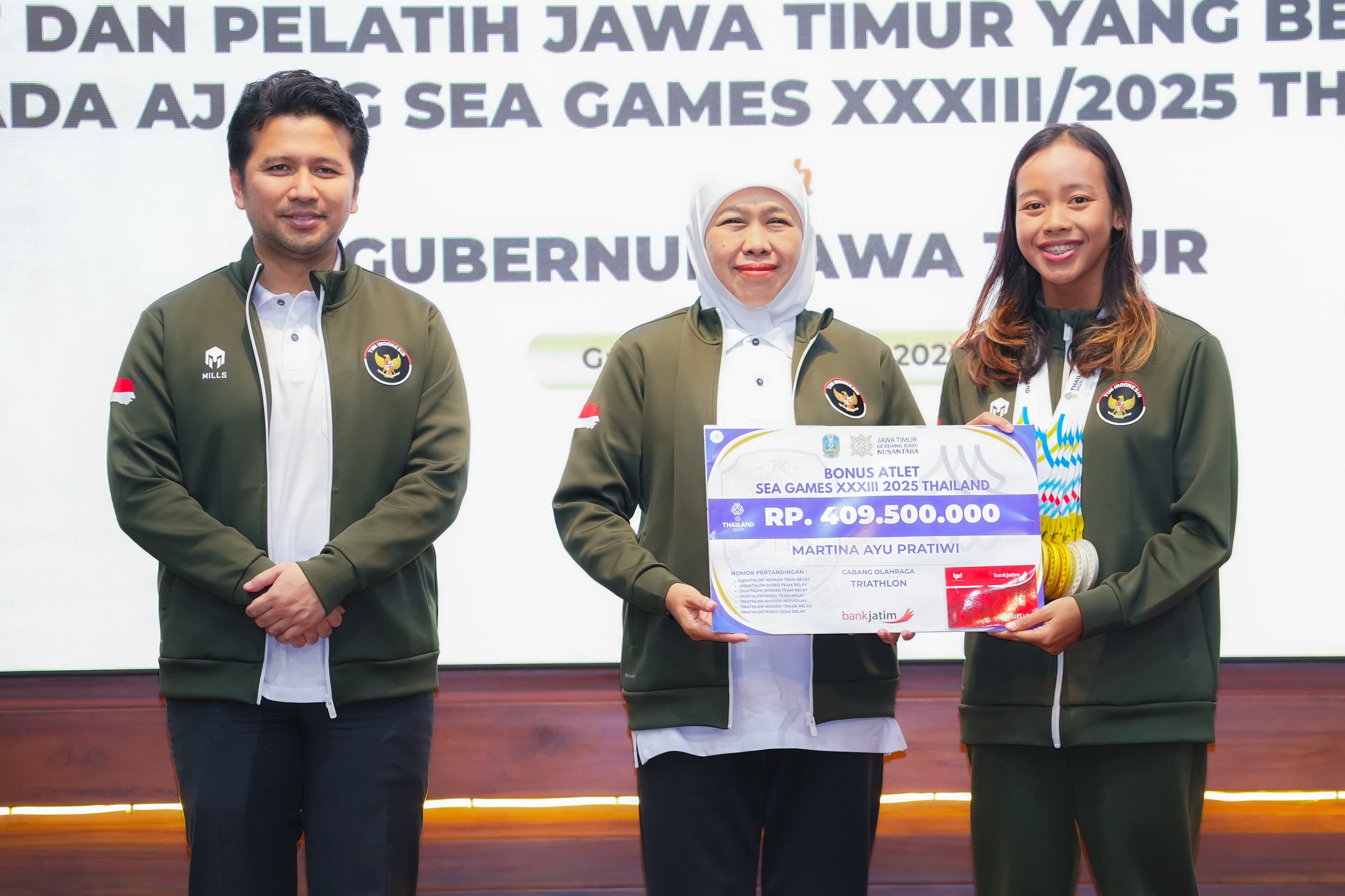 Gubernur Khofifah Serahkan Bonus Rp8  Miliar Atlet dan Pelatih Berprestasi di SEA Games