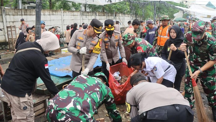 Ratusan Personel TNI-Polri Bersihkan Pasar Babakan Tangerang Tindak Lanjuti Arahan Presiden