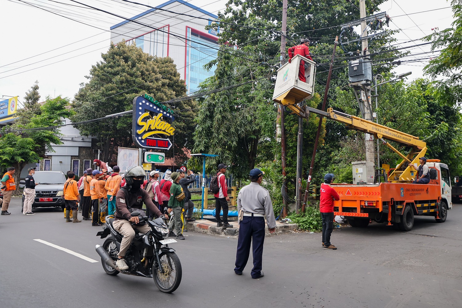 Puluhan Personel Pemkot Surabaya Turun ke Jalan, Tertibkan Kabel FO Tak Berizin