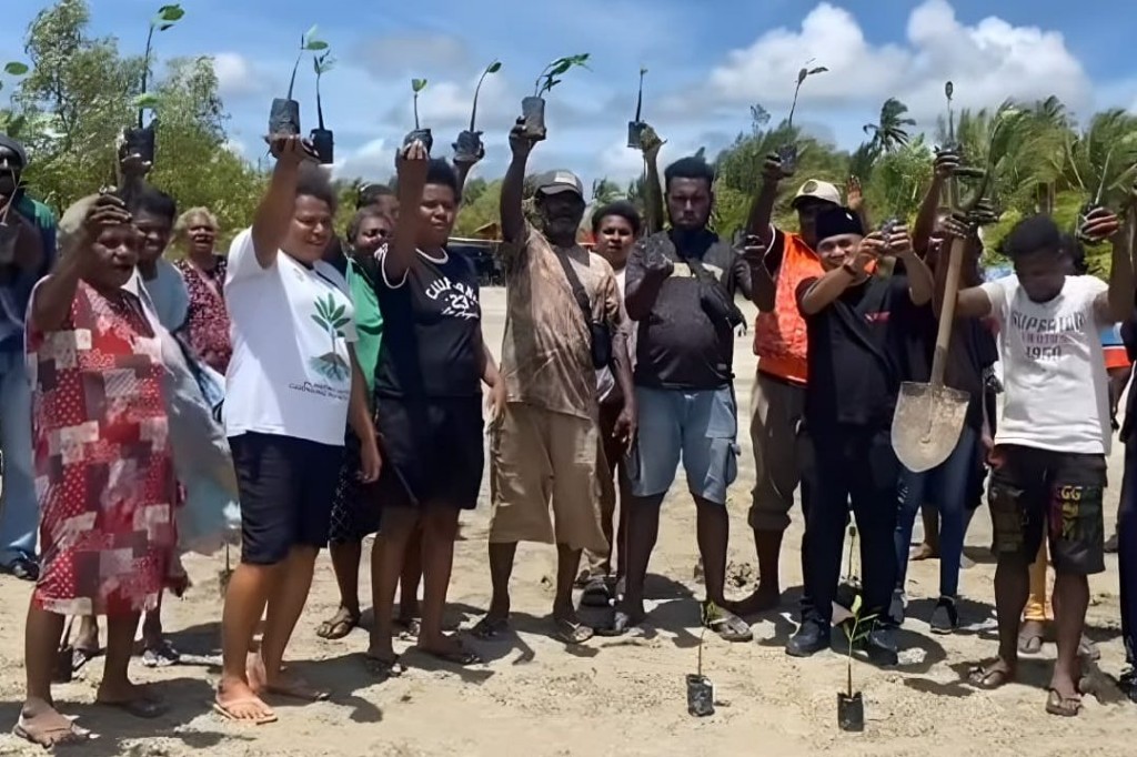 Wujudkan Keadilan Ekologis, Gerakan Rakyat Tanam 100 Bibit Pohon Bakau di Pantai Payum Merauke