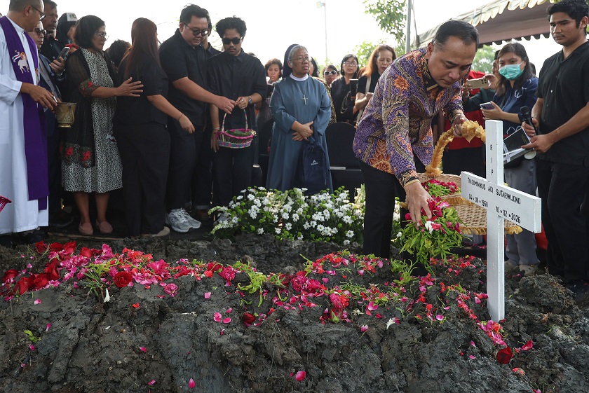 Lepas Kepergian Ketua DPRD Surabaya, Wali Kota Eri Cahyadi Lanjutkan Perjuangan untuk Masyarakat Miskin