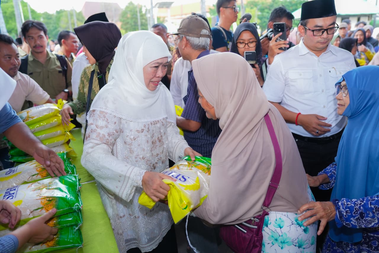 Ratusan Warga Antusias Serbu Pasar Murah di Masjid Al Akbar, Gubernur Khofifah Tegaskan Komitmen Stabilkan Harga Bahan Pokok