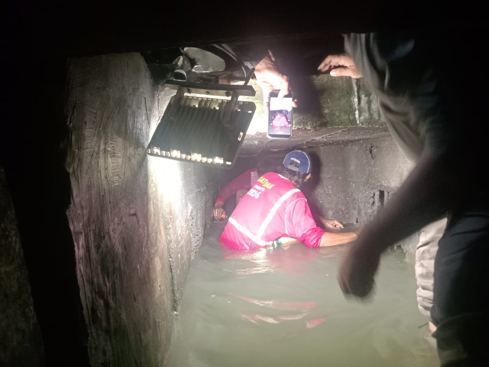 Pemkot Surabaya Lanjutkan Normalisasi Saluran di Crossing Jalan Kalianak