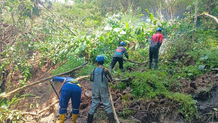 Longsor di Tasikmalaya Putus Akses Jalan Penghubung Dua Kecamatan