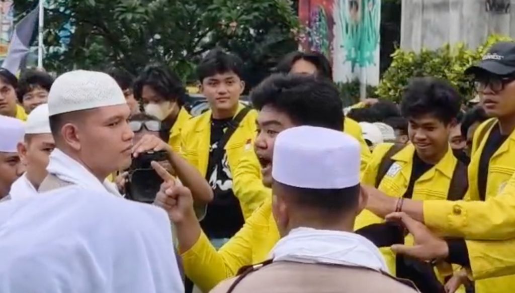 Polisi Kenakan Peci dan Sorban Putih Saat Amankan Demo Mahasiswa di Mabes Polri