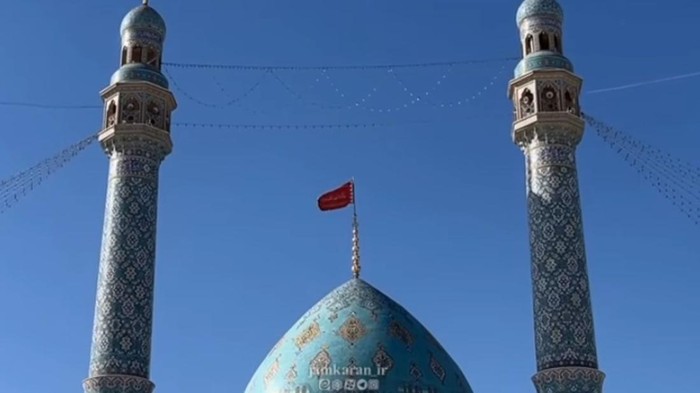 Iran Kibarkan Bendera Merah di Masjid Jamkaran Usai Kematian Khamenei