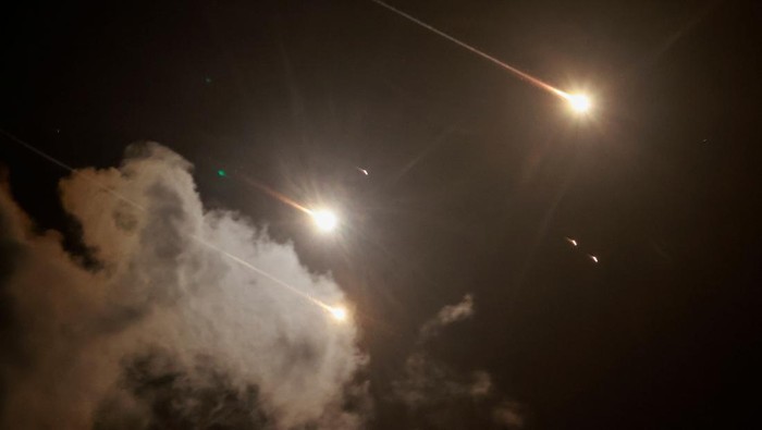 UEA Cegat 9 Rudal Balistik dan 109 Drone Iran di Tengah Konflik Regional