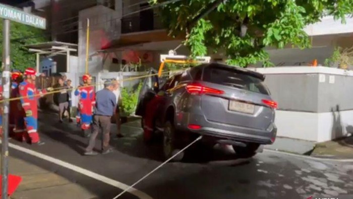 Belajar Menyetir Malam Hari, Mobil Terperosok ke Got di Matraman