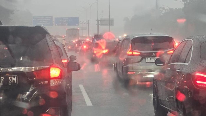 Volume Kendaraan Meningkat dan Genangan Air di Cibubur Picu Kemacetan Parah di Tol Jagorawi