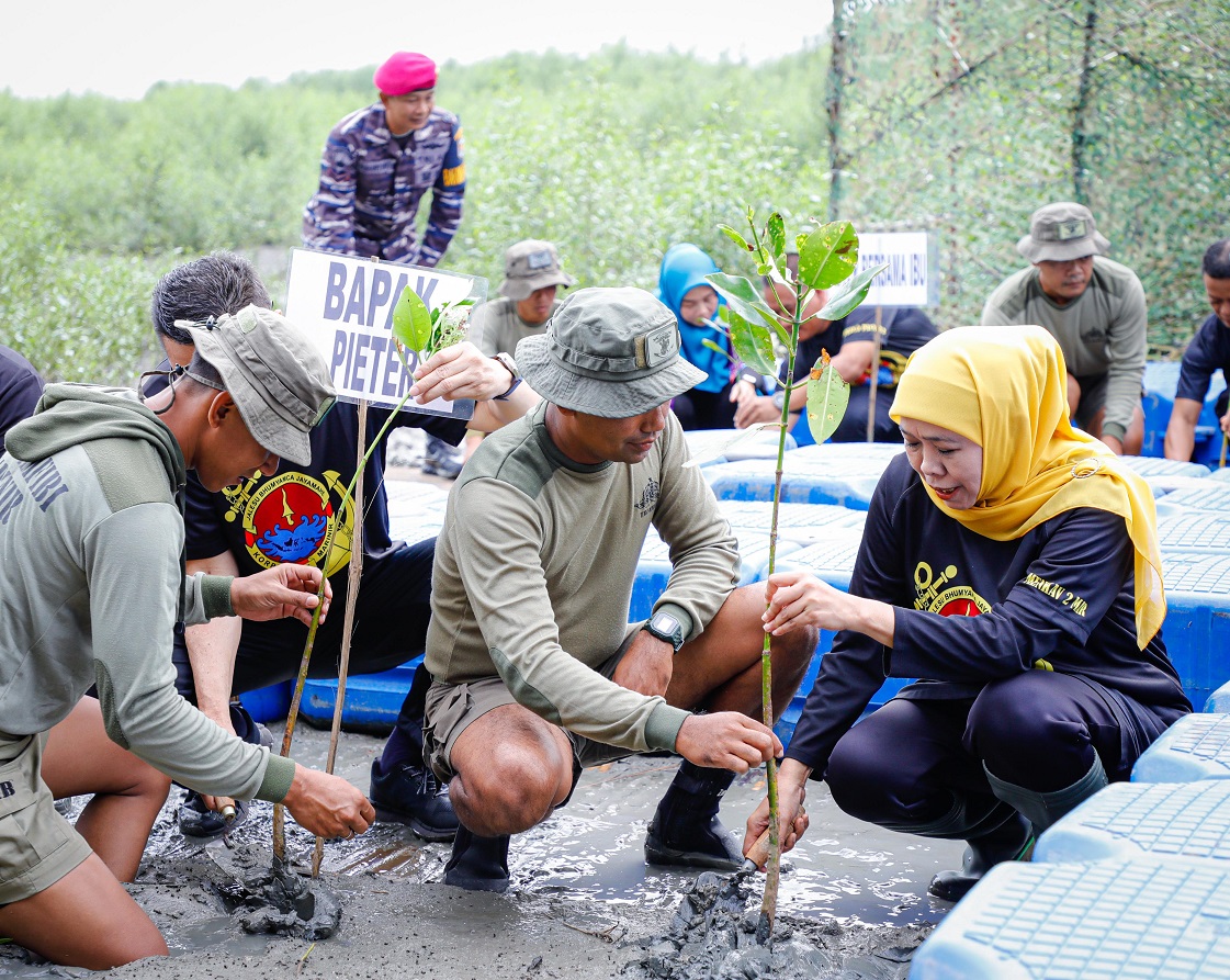 Jaga Kelestarian Pesisir, Gubernur Khofifah dan Komandan Pasmar 2 Pimpin Aksi Bersih Pantai dan Tanam 1.200 Mangrove