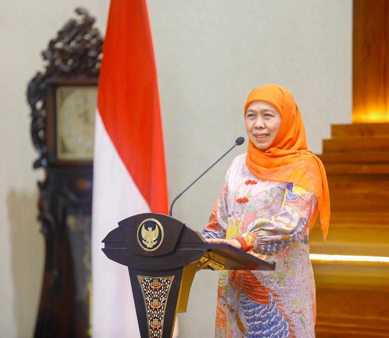 Disaksikan Menteri Lingkungan Hidup, Gubernur Khofifah dan Tujuh Bupati/Wali Kota Teken Kerja Sama Pengolahan Sampah ke Listrik