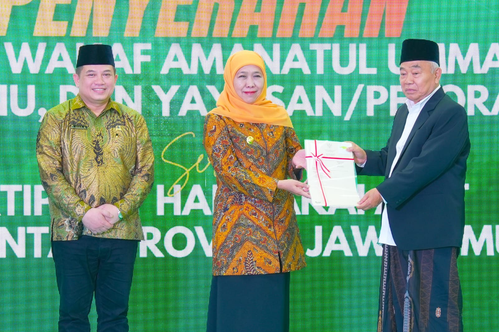 Hadiri Penyerahan Sertifikat Wakaf serta Aset Pemprov, Gubernur Khofifah: Pemprov Siapkan Relawan Percepat Sertifikasi Tanah