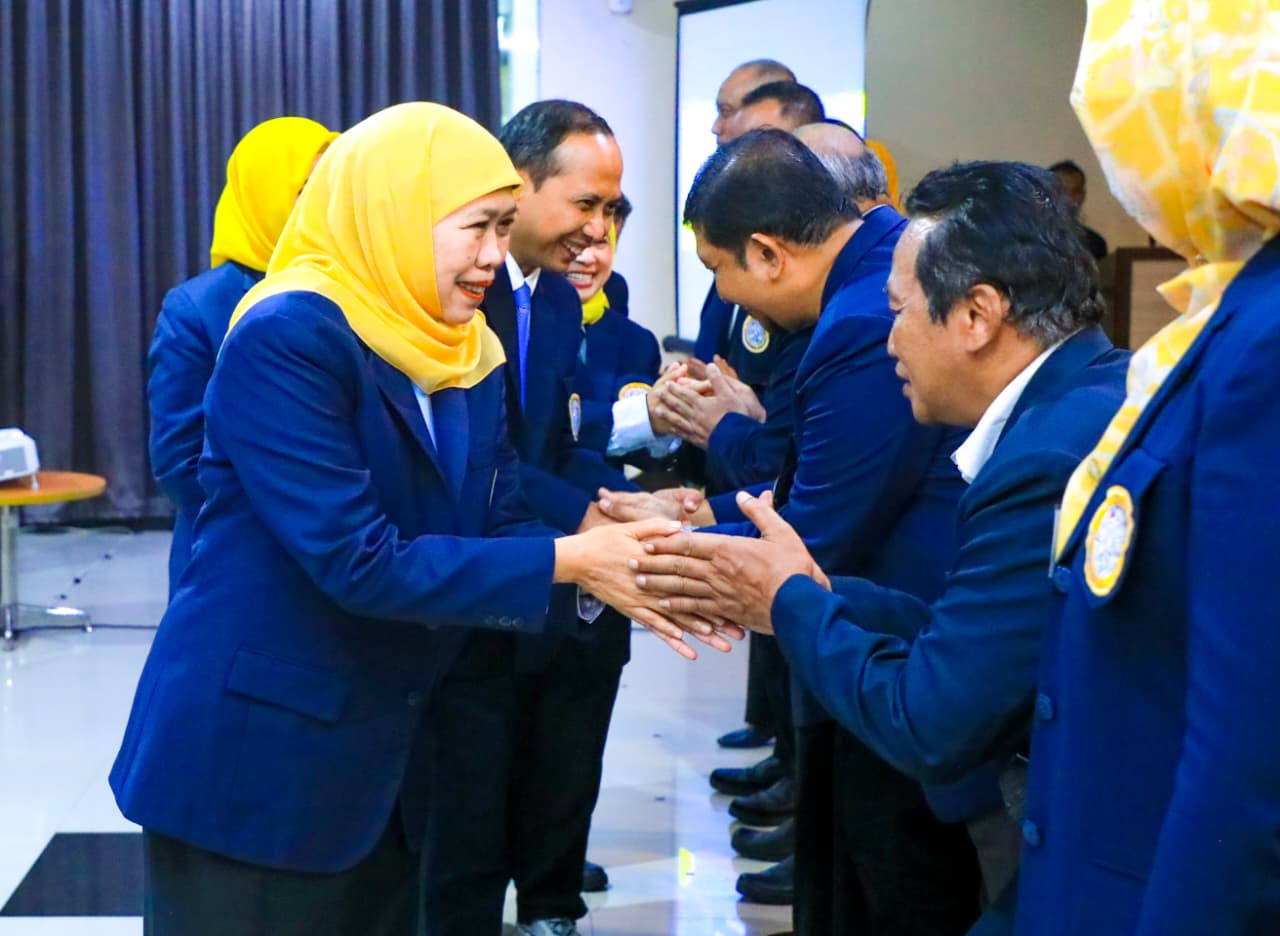 Khofifah Lantik Pengurus IKA UNAIR Jateng, Tekankan Pemerataan Layanan Kesehatan Berkualitas