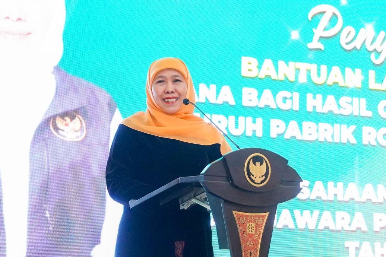 Gubernur Khofifah Salurkan DBHCHT untuk 315 Buruh Rokok dan Bantuan KIP Putri Jawara bagi 300 Perempuan