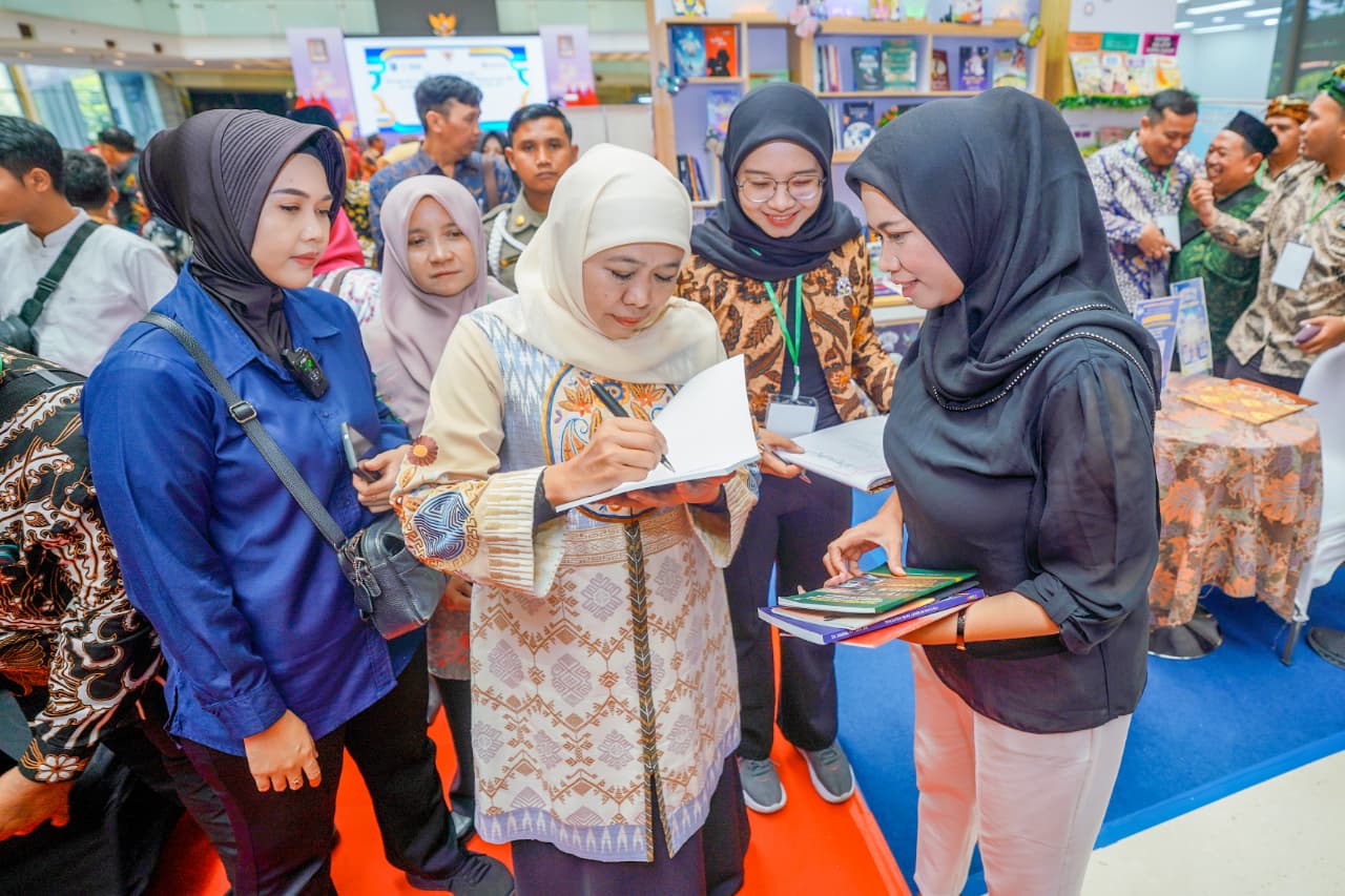 Hari Buku Sedunia, Gubernur Khofifah Ajak Perkuat Budaya Baca Wujudkan SDM Berdaya Saing Global