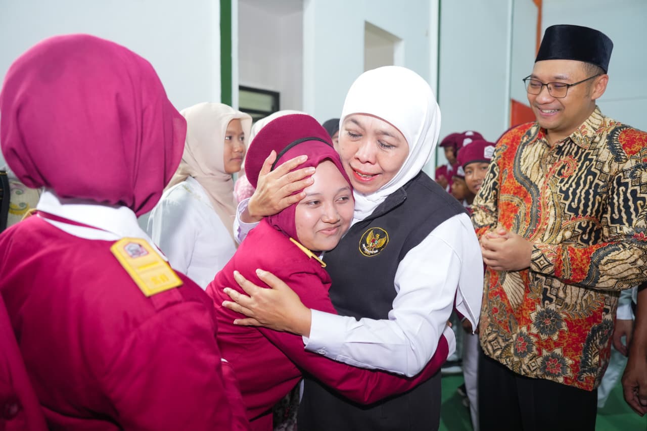 Rayakan Hardiknas Bersama Siswa Sekolah Rakyat SRMP 15 Mojokerto, Gubernur Khofifah Bangga Siswa Fasih Pidato Lima Bahasa