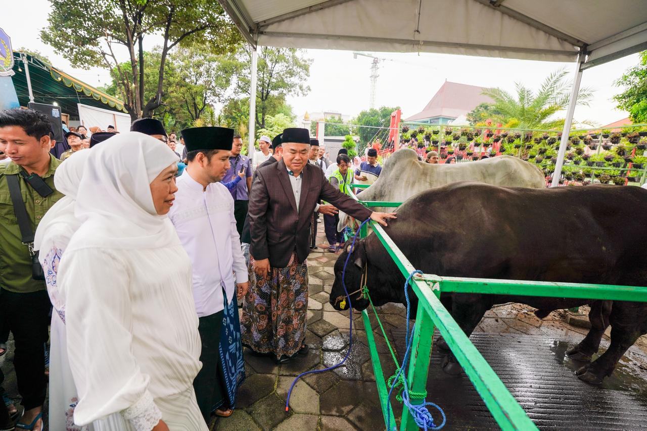 Gubernur Khofifah dan Wagub Emil Salat Idul Adha di Masjid Nasional Al Akbar Surabaya