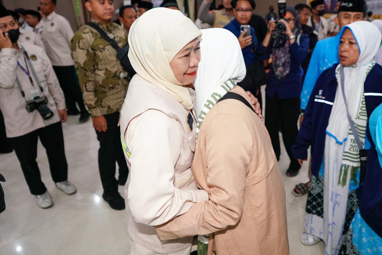 Gubernur Khofifah Sambut Kepulangan Jemaah Haji Kloter I, Apresiasi Imigration Seamless Process Corridor Percepat Proses Imigrasi